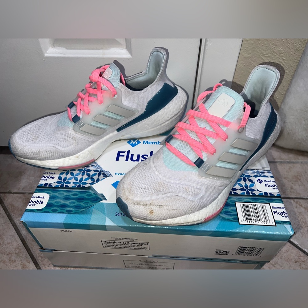 Adidas ultraboost 22. Gently used. Size 5.5 boys size. Fits women size 7